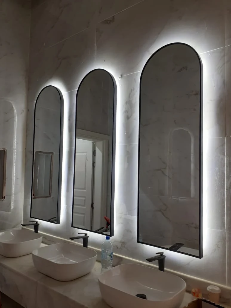 Arched mirror details