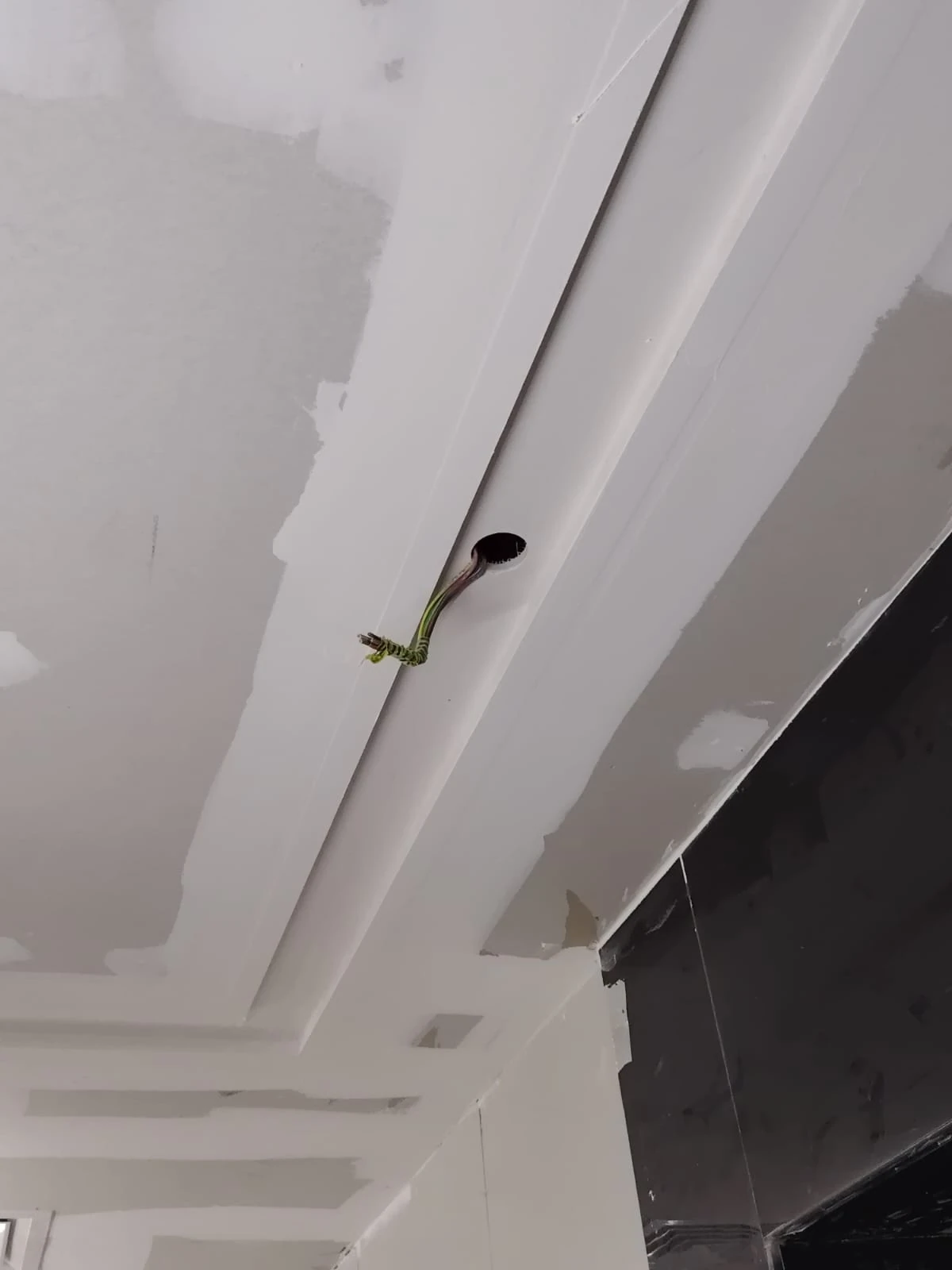 Interior ceiling with vents and service points during finishing work