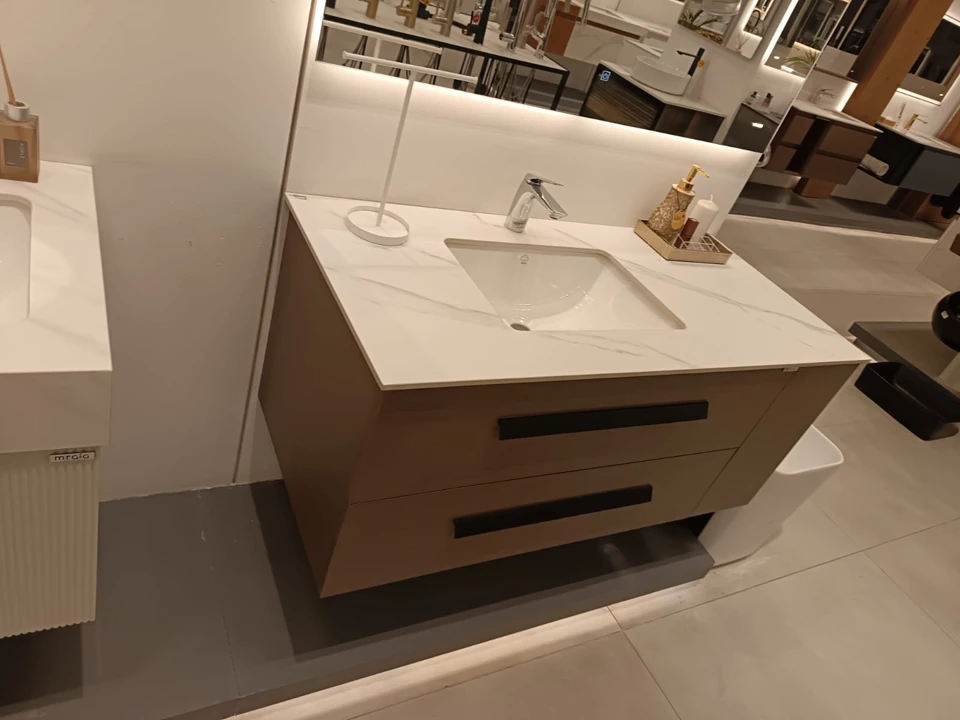Bathroom vanity & basin